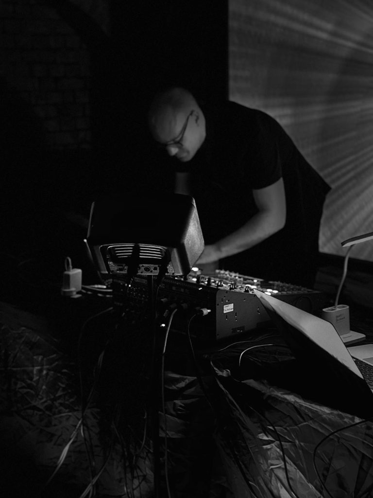 Anduna J performing